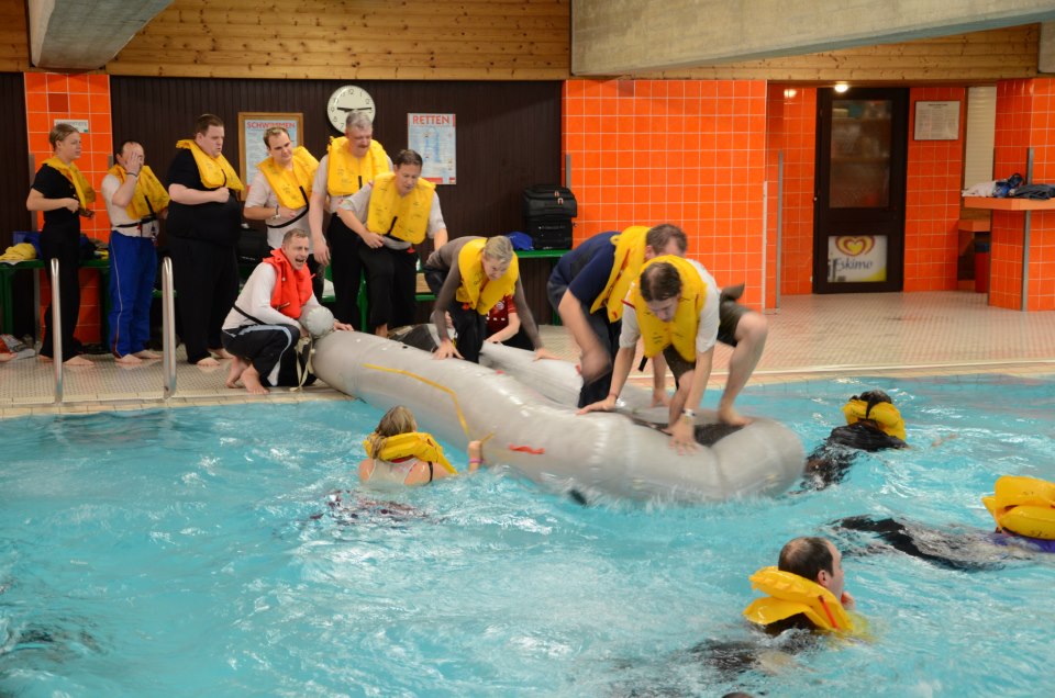 Foto/Notwasserungstraining für Passagiere