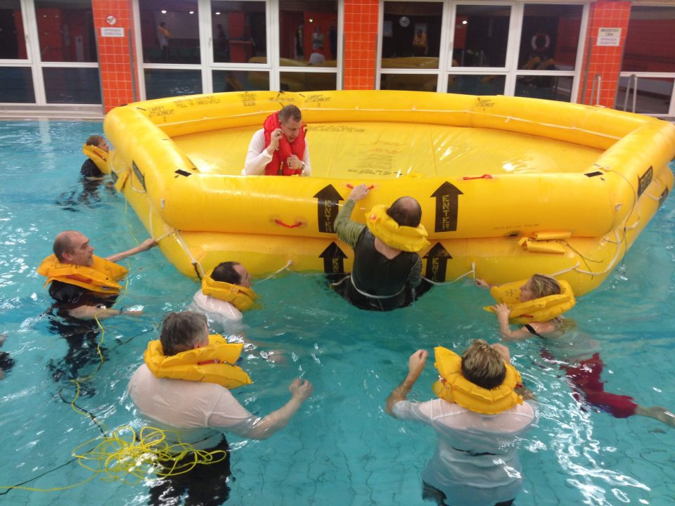 Foto 3 /Notwasserungstraining für Passagiere/Passagiere klettern ins Rettungsboot